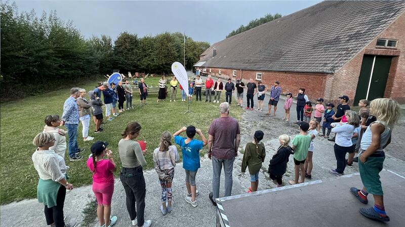 Final circle of the WattenMeerCamp where the kids recall their events to Oris' guests. CWSS/Bostelmann.
