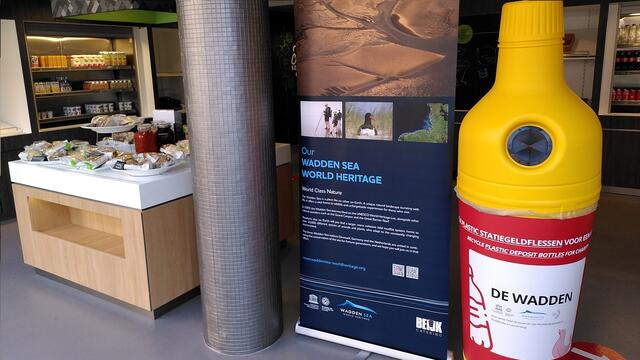 Collection point at the RUG canteen. Sjon de Haan.